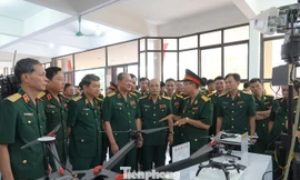 Lãnh đạo Bộ Quốc phòng và các đại biểu dự Đại hội tham quan sản phẩm chế áp flycam do Học viện KTQS chế tạo, sáng 28/10