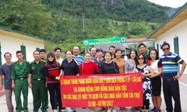 Đoàn y bác sĩ đến từ TPHCM tại lễ bàn giao phòng khám và trang thiết bị y tế cho Đồn biên phòng Y Tý