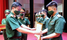 Thượng tá Nguyễn Đức Cương, Phó Trưởng ban Thanh niên Quân đội trao Chứng nhận cán bộ Đoàn giỏi cho các cá nhân xuất sắc