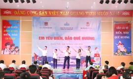 'Em yêu biển, đảo quê hương'