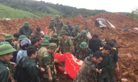 Lực lượng cứu hộ đưa thi thể một quân nhân hy sinh ra khỏi hiện trường vụ sạt lở