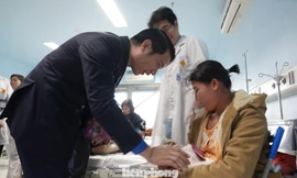 Bí thư T.Ư Đoàn Nguyễn Ngọc Lương thăm hỏi, lì xì cho bệnh nhi đang điều trị tại Khoa Ngoại, Bệnh viện Nhi T.Ư, sáng 30 Tết 