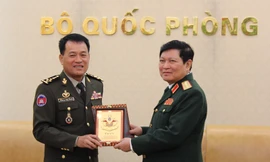 Đại tướng Ngô Xuân Lịch và Đại tướng Vong Pisen đã hội kiến tại trụ sở Bộ Quốc phòng, sáng 30/10