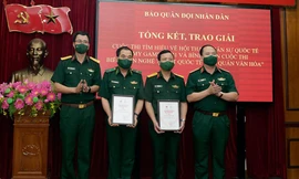 Thiếu tướng Đoàn Xuân Bộ, Tổng biên tập báo Quân đội Nhân dân, Trưởng ban tổ chức cuộc thi và Đại tá Phạm Mạnh Thắng, Phó Cục trưởng Cục Đối ngoại (Bộ Quốc phòng) trao giải Nhất cuộc thi tìm hiểu về Army Games 2021 cho các tập thể.