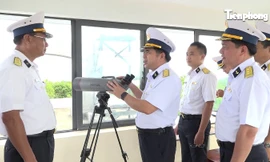 Tư lệnh Trịnh Xuân Tùng kiểm tra bộ đội ra-đa, pháo phòng không và hải quân đánh bộ 