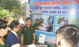 Phó Thủ tướng Vũ Đức Đam cùng lãnh đạo Bộ Quốc phòng tham quan các công trình tham dự Giải thưởng Tuổi trẻ sáng tạo trong Quân đội