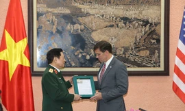 Bộ trưởng Quốc phòng Việt - Mỹ trao đổi hiện vật chiến tranh