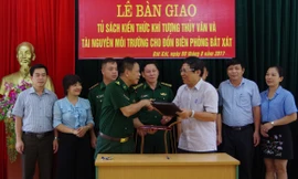 Trung tâm khí tượng thủy văn Quốc gia bàn giao tủ sách cho Đồn biên phòng Bát Xát