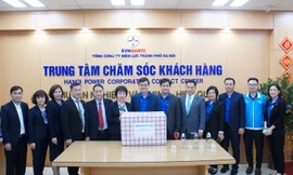 Bí thư T.Ư Đoàn Bùi Quang Huy và đoàn công tác T.Ư Đoàn chúc Tết cán bộ, công nhân viên Điện lực Hà Nội, tối 30 Tết