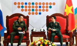 Bộ trưởng Quốc phòng Việt Nam (bên phải) và Thứ trưởng Quốc phòng Nga tại cuộc gặp, sáng 4/9. Ảnh: Tuấn Huy