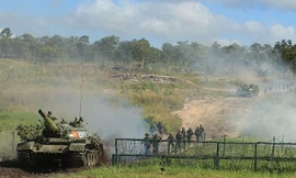 Xe tăng dẫn bộ binh xung phong đánh chiếm trận địa địch trong cuộc diễn tập