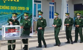 Cán bộ, chiến sĩ Đồn Biên phòng Cửa khẩu quốc tế Móng Cái quyên góp ủng hộ phòng chống Covid-19