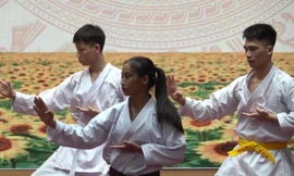 Bác sĩ quân y tương lai nhảy flashmob, biểu diễn karatedo