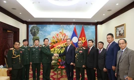 Thượng tướng Nguyễn Trọng Nghĩa tặng hoa chúc mừng Đại sứ Thongsavanh Phomvihane