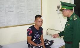 Cán bộ quân y Biên phòng Việt Nam thăm khám sức khỏe nạn nhân Bao Yinchang