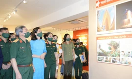 Thượng tướng Đỗ Căn, Phó Chủ nhiệm Tổng cục Chính trị QĐND Việt Nam và bà Nguyễn Thị Minh Hương, Phó Chủ tịch Trung ương Hội LHPN Việt Nam cùng các đại biểu tham quan triển lãm