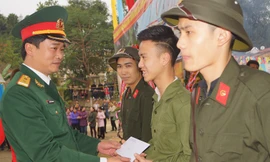 Trung tá Nguyễn Đức Cương, Phó trưởng Ban Thanh niên Quân đội trao quà động viên các tân binh thành phố Bắc Kạn