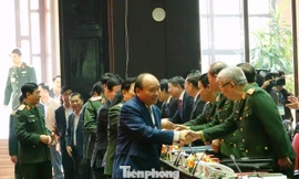 Tướng lĩnh Quân đội đón Thủ tướng Nguyễn Xuân Phúc tới dự hội nghị, sáng 9/12