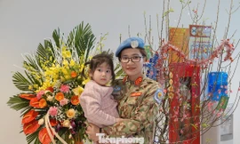 Đại úy Nguyễn Thị Thu Ngân bế bé Bún - con gái đầu lòng của vợ chồng trung úy Lê Hồng Thanh và đại úy Lê Thị Hồng Vân đang làm nhiệm vụ tại Nam Sudan