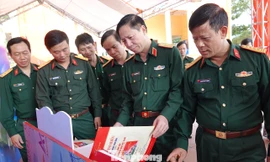 Lãnh đạo Quân khu 3, Ban Thanh niên Quân đội và các đại biểu tham quan các tác phẩm thi tìm hiểu “30 năm Ngày hội Quốc phòng toàn dân, 75 năm Ngày thành lập QĐND Việt Nam” 