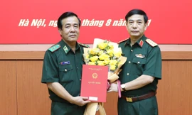 Thừa ủy quyền của Chủ tịch nước Nguyễn Xuân Phúc, Đại tướng Phan Văn Giang, Phó Bí thư Quân ủy Trung ương, Bộ trưởng Bộ Quốc phòng trao quyết định thăng quân hàm từ Thiếu tướng lên Trung tướng cho Tư lệnh Lê Đức Thái (trái ảnh).