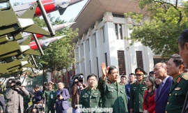 Thủ tướng tham quan xe tăng, tên lửa, khí tài hiện đại của Quân đội