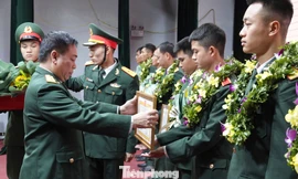 Lãnh đạo Binh chủng Đặc công trao thưởng cho 10 Gương mặt trẻ tiêu biểu Binh chủng Đặc công năm 2020, sáng 23/3