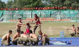 Chiến sĩ Lữ đoàn Đặc công bộ 429 trình diễn Song nhãn đả ngân thương (dùng mũi thương chống vào hai mắt công phá gạch sau gáy) 