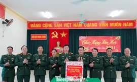 Ban tổ chức chương trình “Xuân biên giới thắm tình quân dân” 2021 trao tặng quà cho cán bộ, chiến sĩ Đồn Biên phòng Thuận, chiều 1/2. Ảnh: Nguyễn Minh