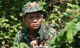 Chiến sĩ Đồn Biên phòng CKQT Lao Bảo mật phục đánh bắt tội phạm trên biên giới. Ảnh: Nguyễn Minh