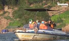 Lính Biên phòng Lao Bảo cưỡi cano, ‘khóa chặt’ biên giới chặn COVID-19 