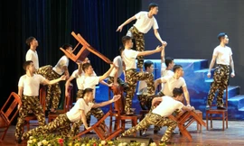 Học viên Sĩ quan Chính trị trổ tài vũ điệu độc lạ với ghế