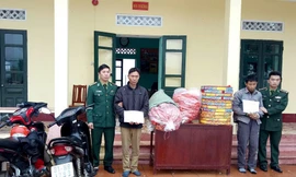 Mạc Văn Tuyên và Mai Văn Cảnh cùng tang vật pháo nổ bị Đồn Biên phòng Quảng Đức bắt giữ đêm 19/1