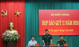 Thiếu tướng Nguyễn Văn Đức trả lời câu hỏi của báo chí