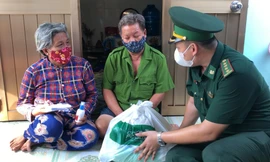 Chỉ huy Đồn Biên phòng Cần Thạnh trao quà hỗ trợ người bán vé số trên địa bàn thị trấn Cần Thạnh