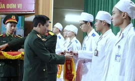 Học viên quân y Việt Nam và nước ngoài thể hiện kỹ năng y khoa