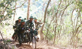 Tải thương trong chiến đấu bằng xe đạp thồ