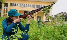 Chiến sỹ Tiểu đội nữ dân quân Làng Đỏ, phường Hưng Dũng, thành phố Vinh huấn luyện nội dung bắn máy bay bay thấp