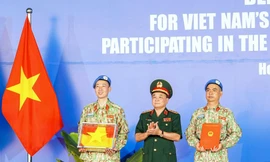 Thượng tướng Hoàng Xuân Chiến trao Quyết định của Chủ tịch nước cử BVDC 2.3 thay thế BVDC 2.2 và Quốc kỳ cho BVDC 2.3 tại lễ xuất quân đi Nam Sudan thực hiện nhiệm vụ, ngày 23/4/2021, tại TPHCM 