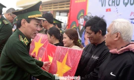 Trung tướng Đỗ Danh Vượng, Bí thư Đảng ủy, Chính ủy BĐBP tặng cờ Tổ quốc cho ngư dân Phú Yên, sáng 19/1