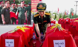 Tướng lĩnh, sĩ quan Quân đội hai nước tiễn đưa hài cốt liệt sĩ Quân tình nguyện và Chuyên gia Việt Nam về đất mẹ, tháng 5/2019