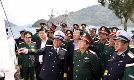 Đại tướng Ngô Xuân Lịch kiểm tra tại khu vực cảng Vạn Hoa, sáng 12/3