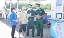 Cán bộ Đồn Biên phòng Cần Thạnh phát tờ roi tuyên truyền cho người dân trên địa bàn, sau lễ phát động