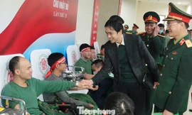 Lãnh đạo Báo Tiền Phong và các đơn vị trò chuyện, động viên cán bộ, học viên Trường Sĩ quan Chính trị tham gia Chủ nhật Đỏ lần thứ XIII, sáng 17/1