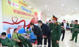Nhà báo Lê Xuân Sơn - Tổng biên tập Báo Tiền Phong, Trưởng ban tổ chức Chủ nhật Đỏ năm 2020 trò chuyện với ĐVTN Trường SQCT tham gia hiến máu cứu người, sáng 9/2