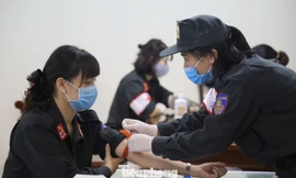 Tư lệnh và đoàn viên Cảnh sát cơ động hiến máu tình nguyện