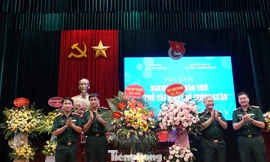 Lãnh đạo Báo QĐND, Trung tâm PT-TH Quân đội tặng hoa chúc mừng tọa đàm, sáng 17/6 