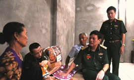 Lãnh đạo Trường Sĩ quan Chính trị thăm hỏi anh Tống Công Thắng