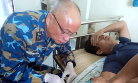 Nhà giàn DK1 cấp cứu ngư dân Quảng Ngãi bị cá chình biển cắn 