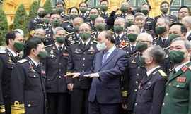 Chủ tịch nước Nguyễn Xuân Phúc trò chuyện với đoàn đại biểu Hải quân tại Phủ Chủ tịch chiều 19/10. Ảnh: Nguyễn Minh